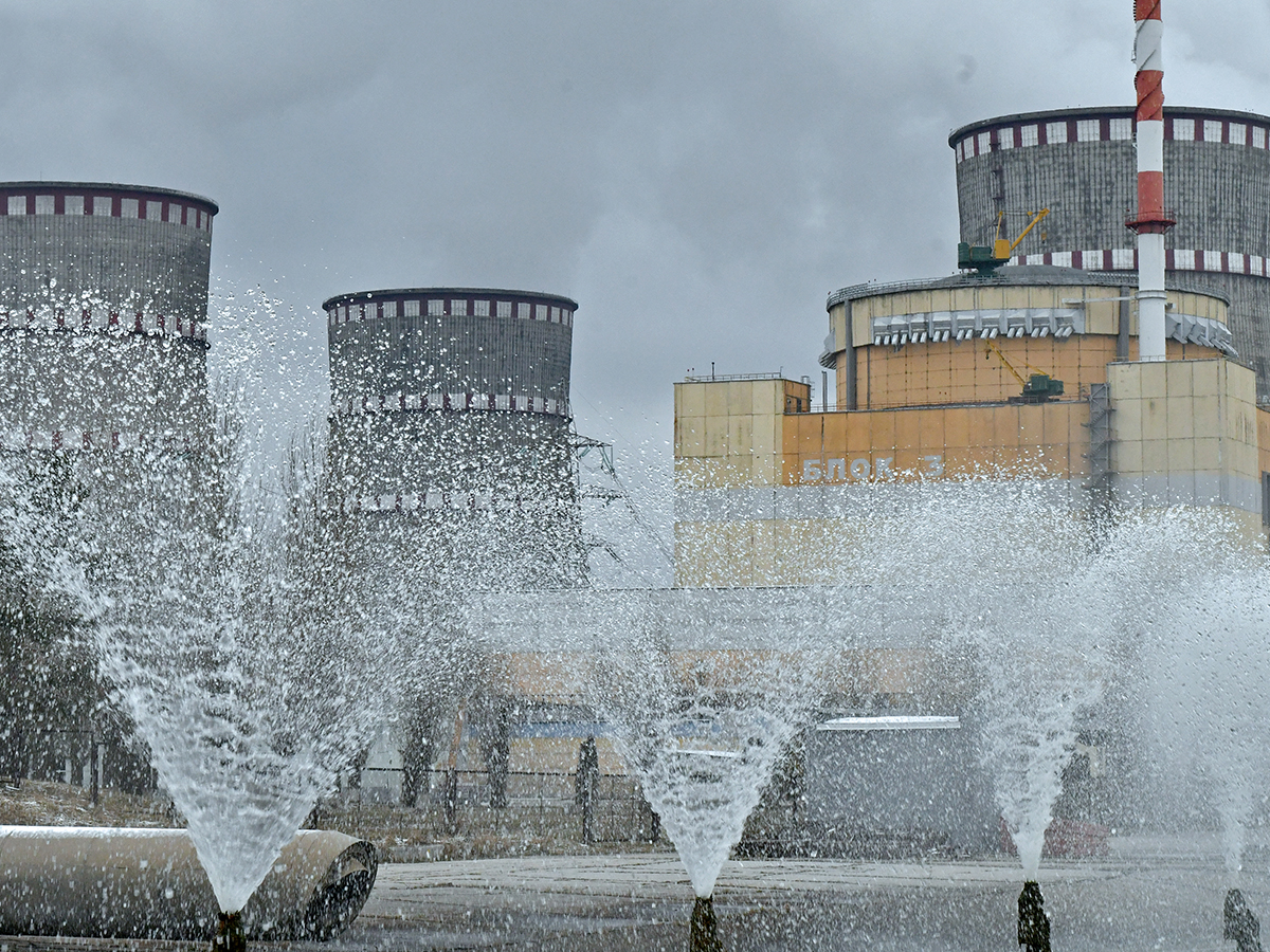 Tres reactores ucranianos operan a baja capacidad desde hace 10 días tras un ataque ruso