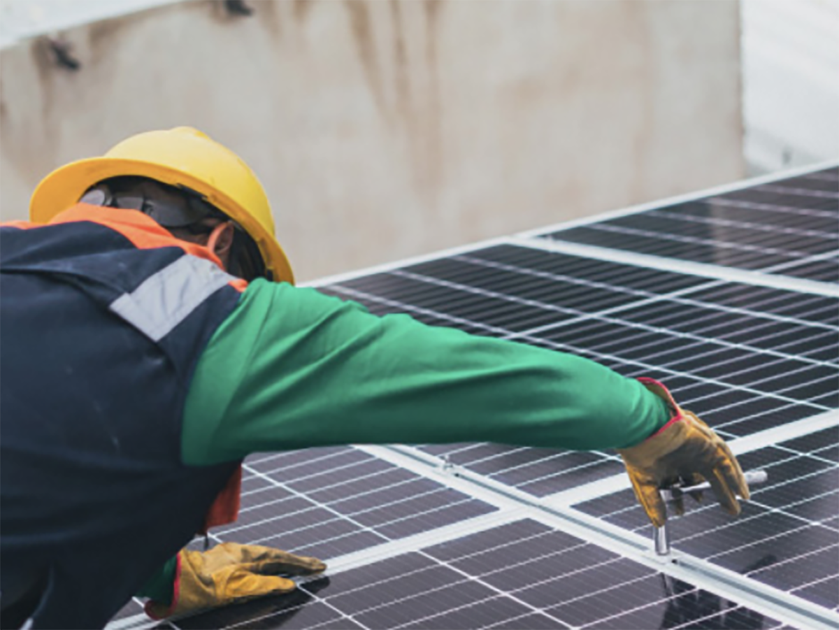 España necesitará hasta 14.500 instaladores de placas solares más en 6 años