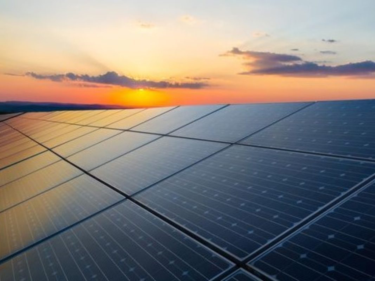 La energía solar resplandece y despierta del letargo a Cataluña