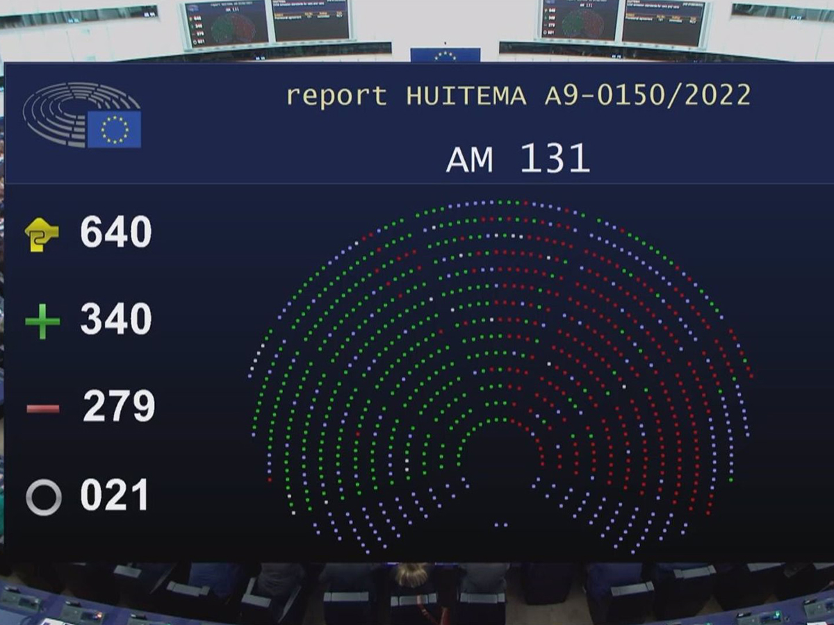 La Eurocámara respalda el veto a la venta de coches de combustión e híbridos desde 2035