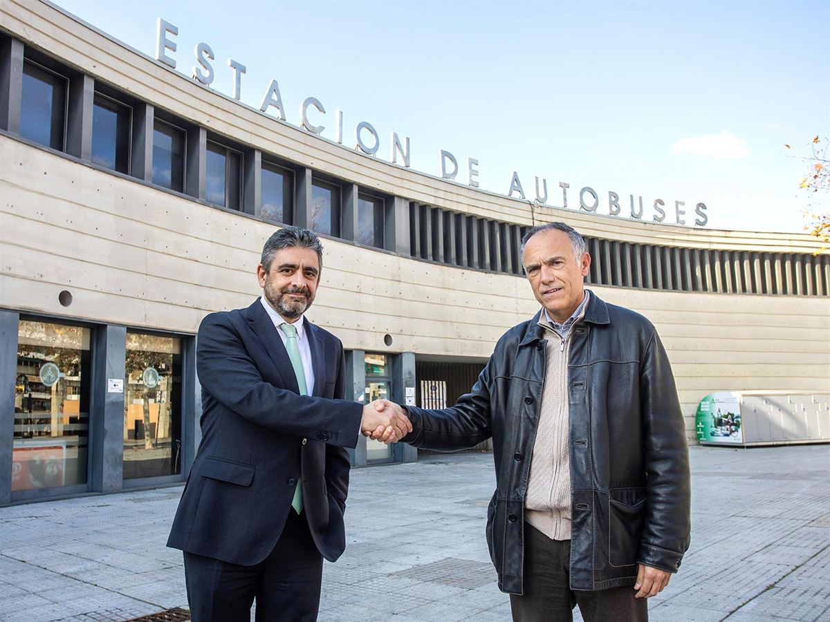 Cepsa y Damas sellan en Andalucía la primera alianza de hidrógeno verde en transporte interurbano de España