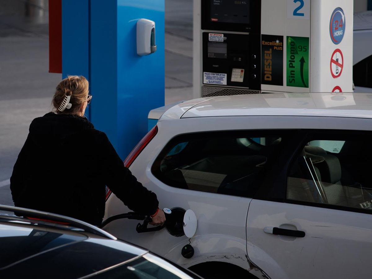 El precio del diésel cae un 1% y se mantiene por debajo del de la gasolina, que sube un 0,18% esta semana