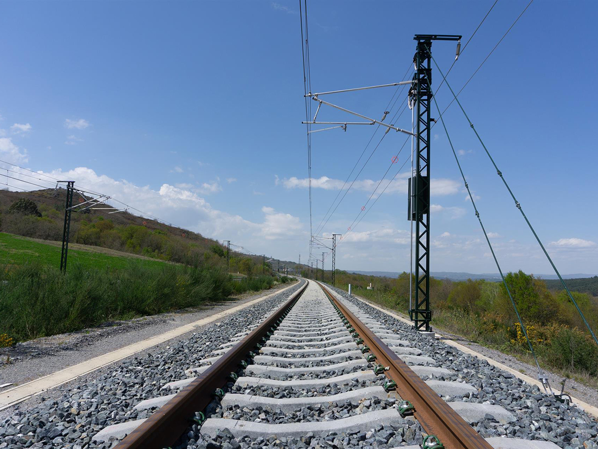 Endesa se adjudica un contrato de energía verde para los trenes de Adif por 1.600 millones