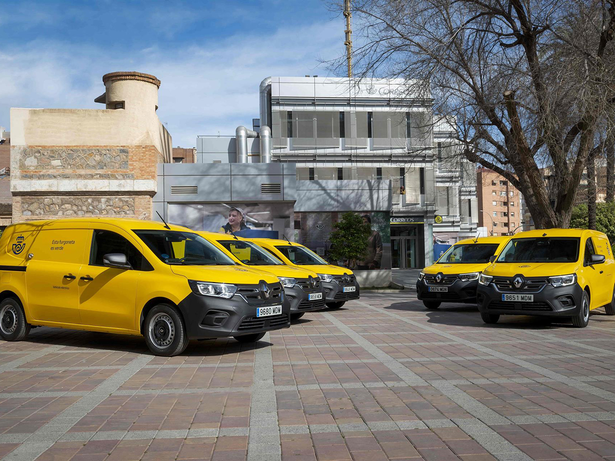 Correos incorpora 100 nuevas furgonetas eléctricas a su flota