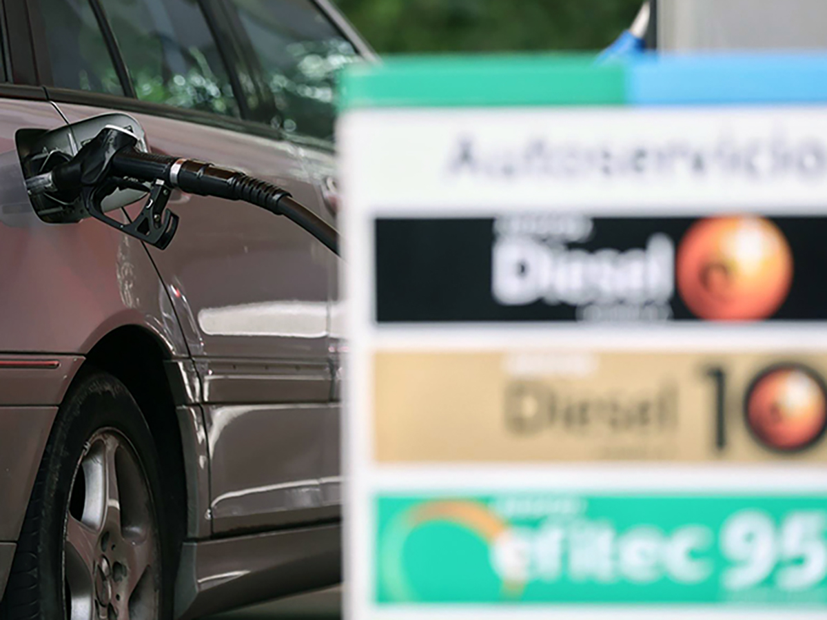 El margen de venta de carburantes en España amplía su diferencia con la zona euro en enero