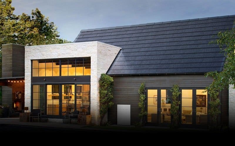 Elon Musk 'pincha' en su negocio de tejados solares