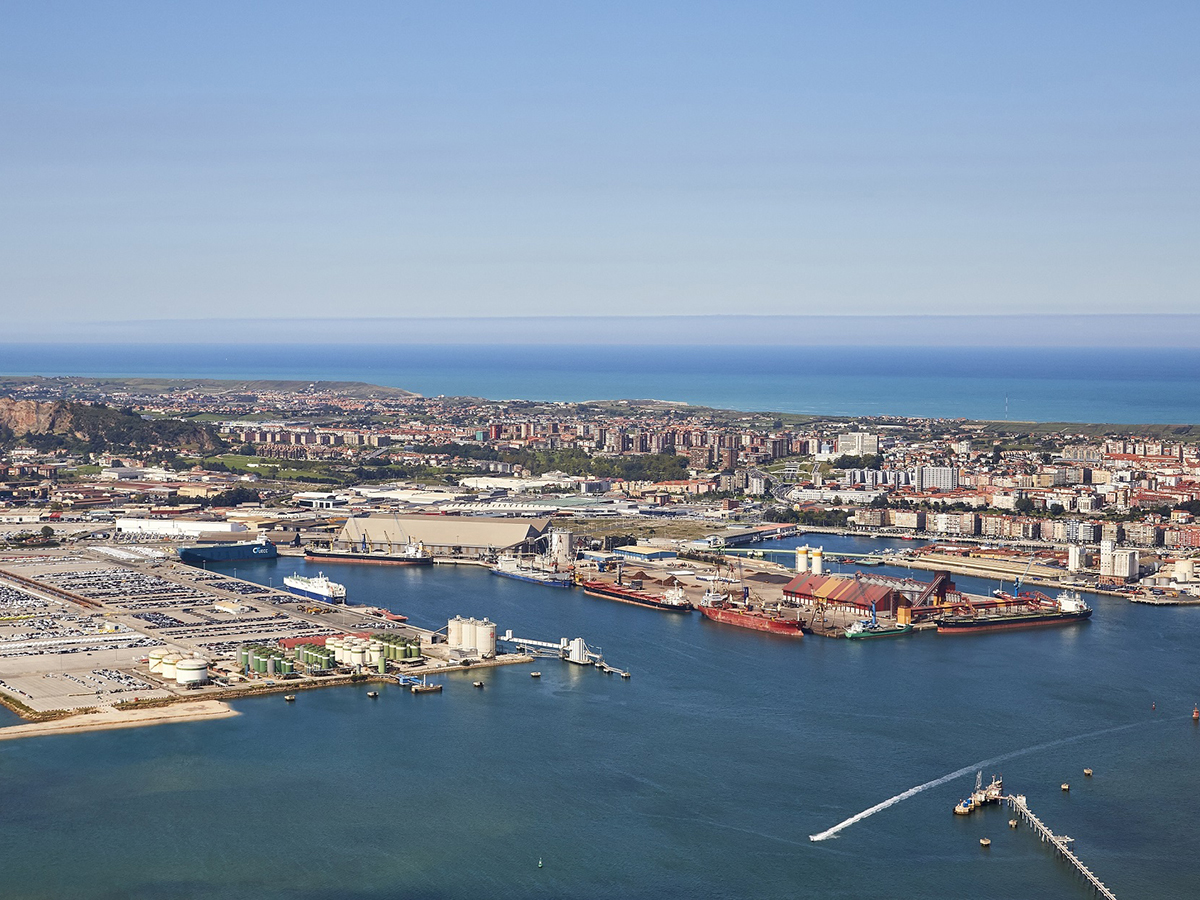 Una barcaza convertirá el agua del mar en hidrógeno en el Puerto de Santander