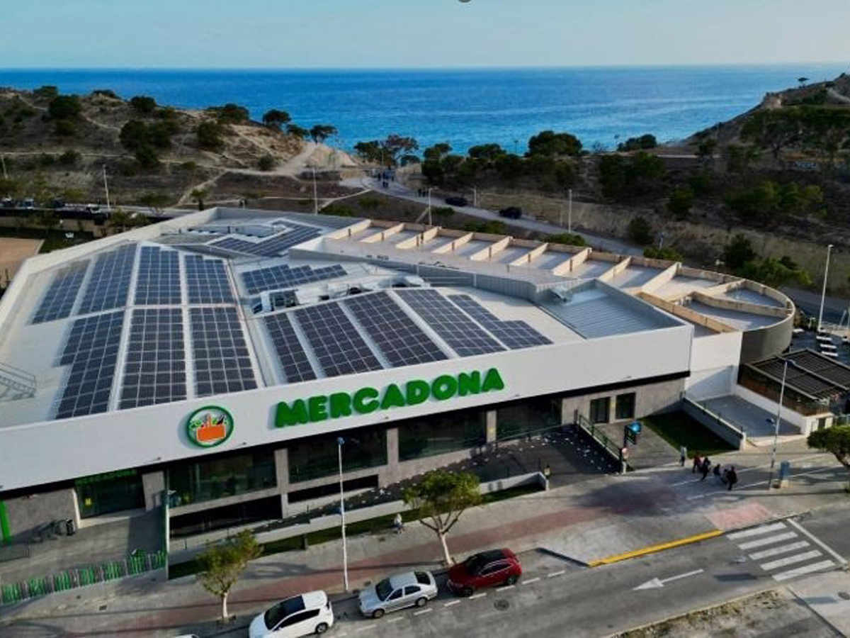 Mercadona sigue llenando sus tiendas de paneles solares