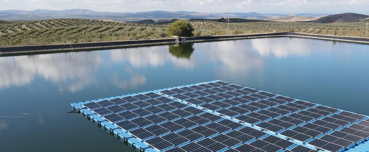 Fotovoltaica flotante, una solución más que eficiente para las balsas de riego del olivo