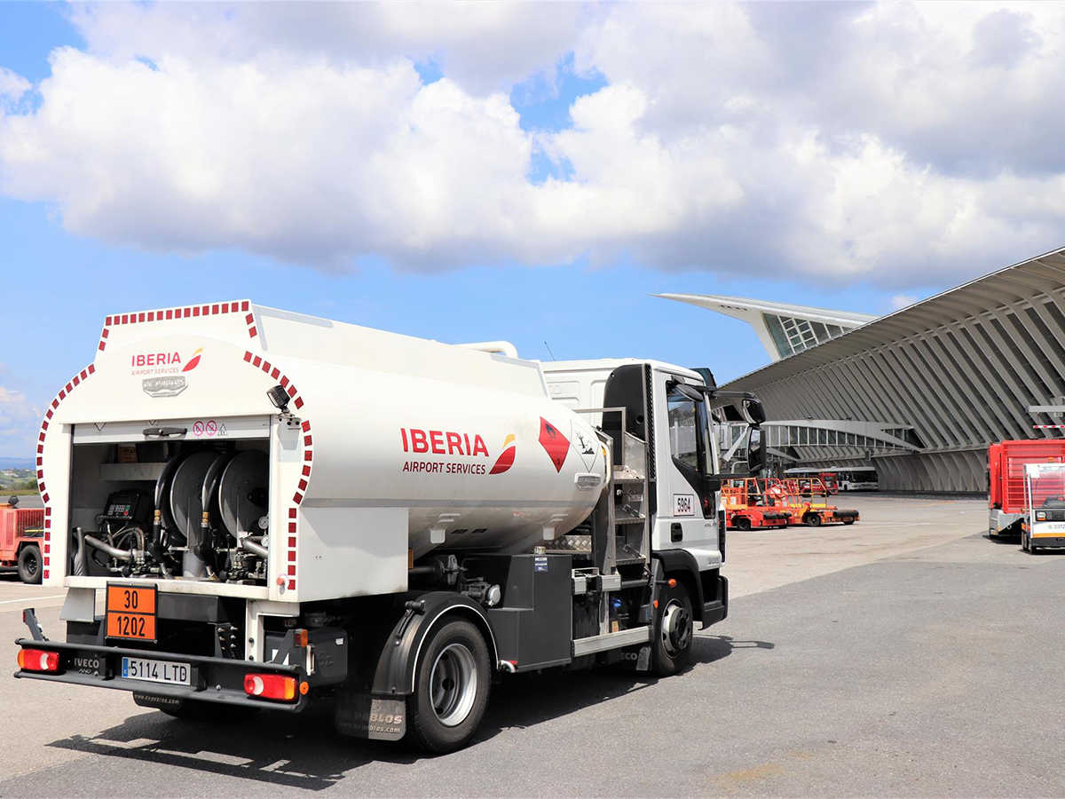 Repsol e Iberia usan combustible renovable para servicios de handling, por primera vez en España