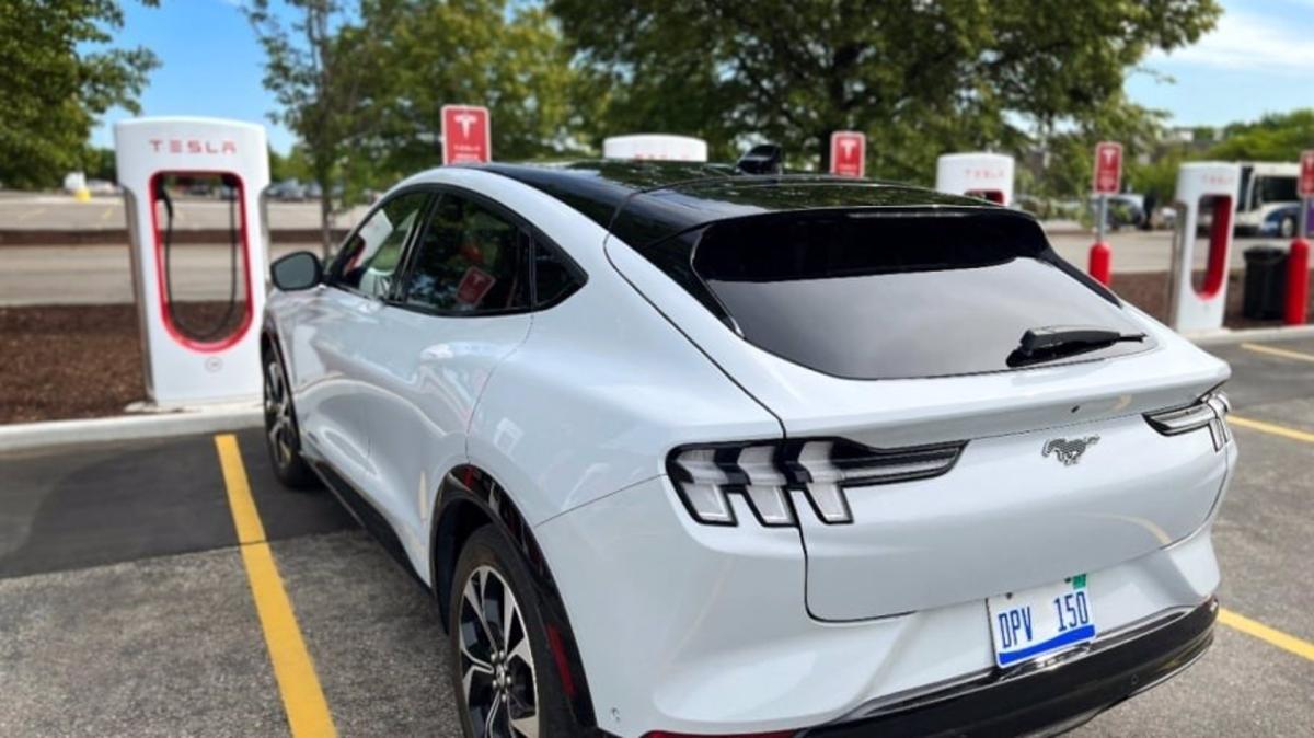 Alianza norteamericana: los coches eléctricos de Ford podrán recargar en los 12.000 superchargers de Tesla en EEUU y Canadá