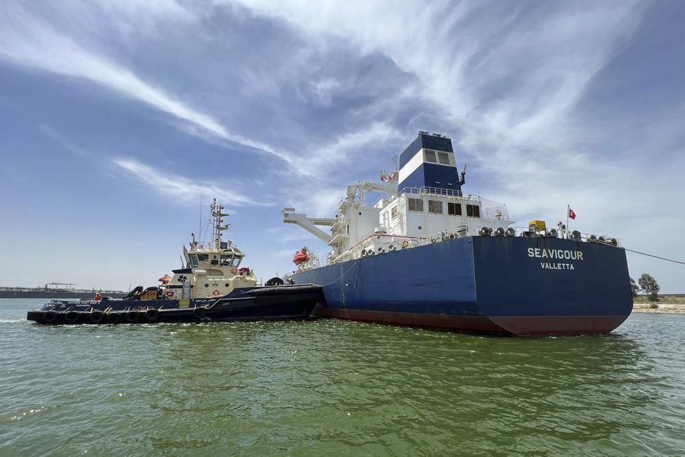 Un petrolero averiado paraliza el tráfico en el canal de Suez