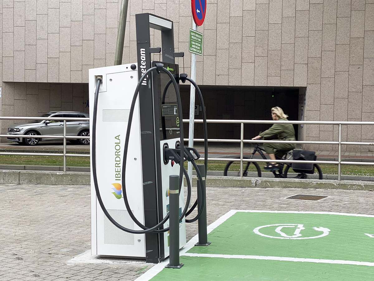 Iberdrola instala cuatro nuevos puntos de recarga eléctrica dobles en el Museo Guggenheim Bilbao