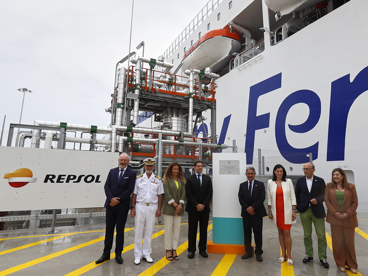 El GNL llega a la terminal de Repsol en el puerto de Santander