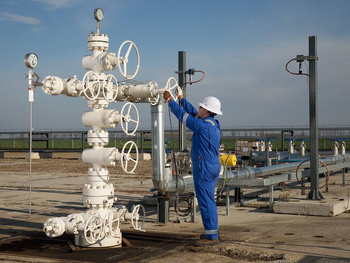 Trabajador de OMV Petrom en las instalaciones de gas.