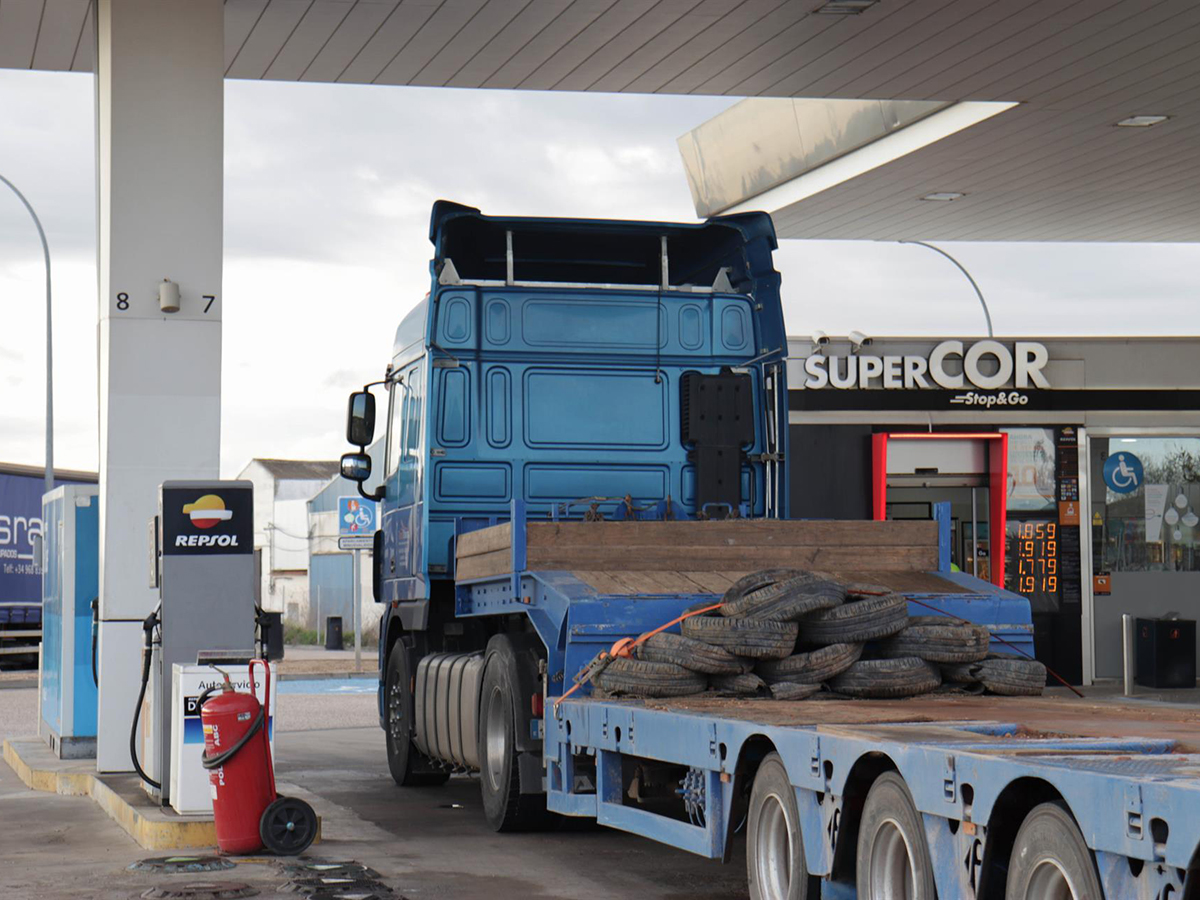 Los transportistas piden al Gobierno que prorrogue mañana el descuento de 20 céntimos al carburante