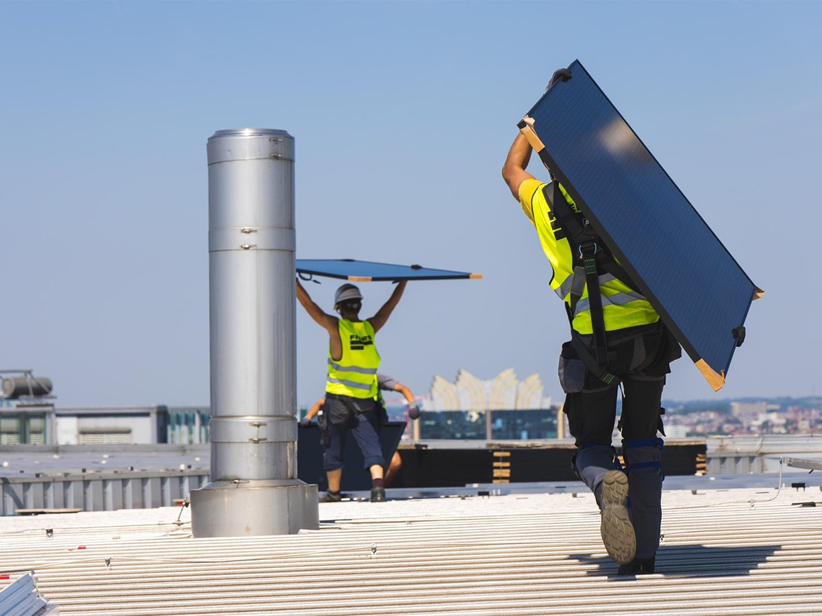 Bruselas instala 472 paneles solares montados en España en su edificio principal para producir 169 MWh al año