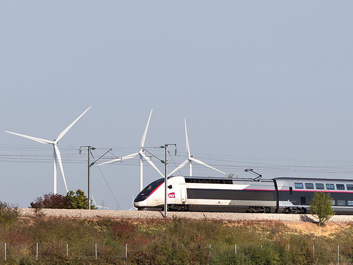 SNCF prevé invertir 1.000 millones en paneles solares y cubrir un 20% de su consumo