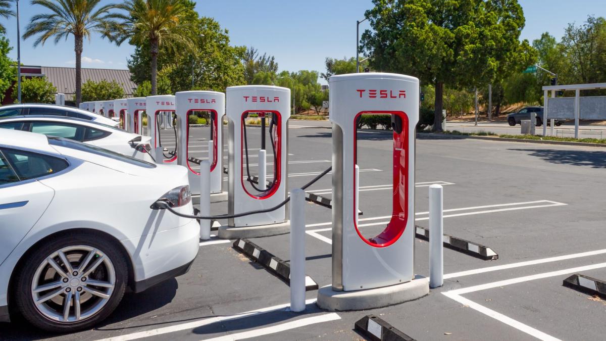 Todo el mundo quiere el cargador de Tesla: así se benefician todos de ello