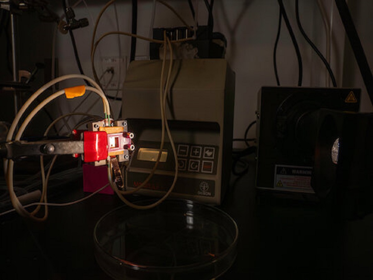 Un dispositivo produce hidrógeno a partir de la luz solar con una eficacia récord