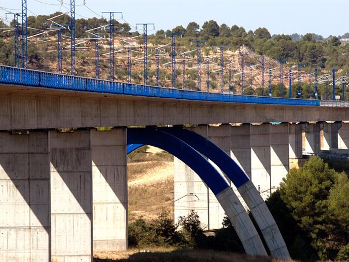 Adif lanza un contrato de energía eléctrica verde para usos distintos a la tracción de trenes por 14 millones