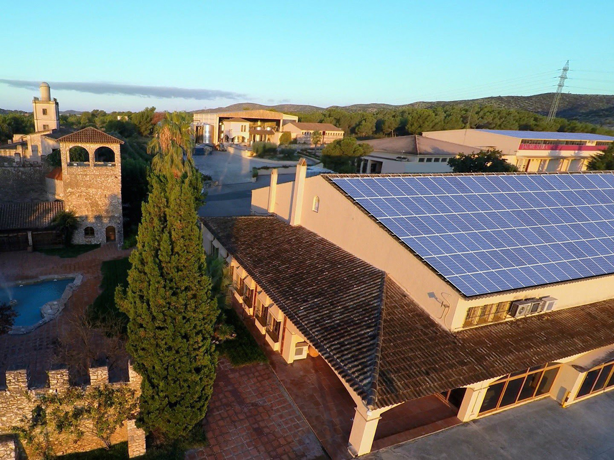 Endesa X instala 1.346 placas solares en la cava de Jaume Serra en Vilanova i la Geltrú (Barcelona)