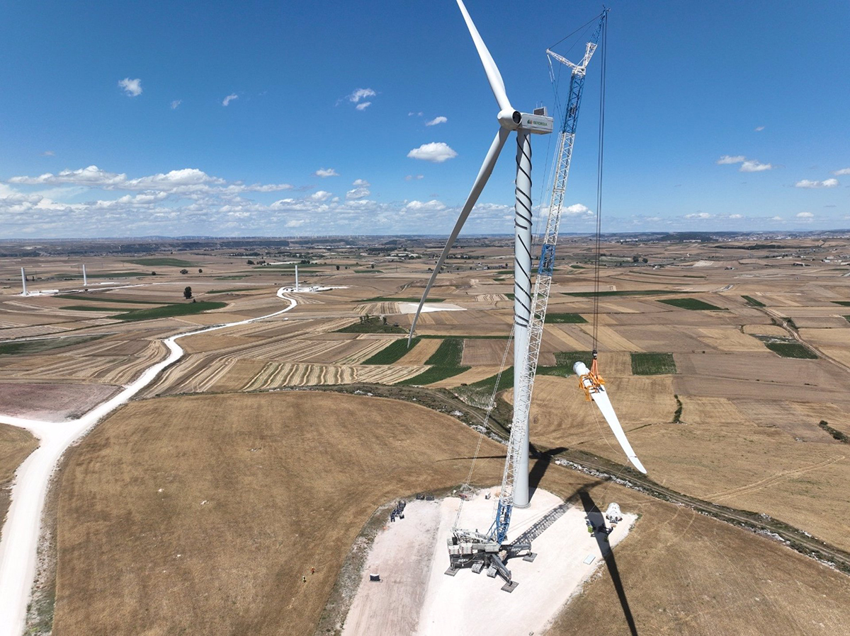 Iberdrola instala en Burgos el primer aerogenerador de uno de sus parques eólicos más potentes de Castilla y León