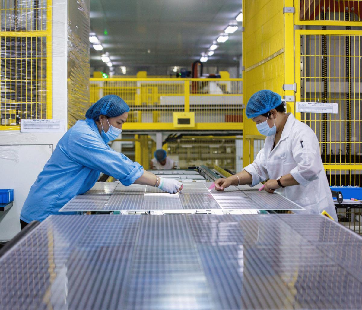 China acaparó en 2023 más del 8% de la inversión global para fabricar módulos solares