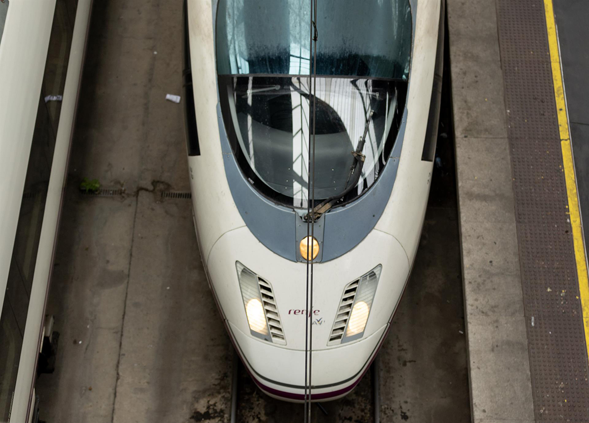 Un tren Ave en las vías espera para salir en la estación de Atocha. FOTO: Eduardo Parra - Europa Press