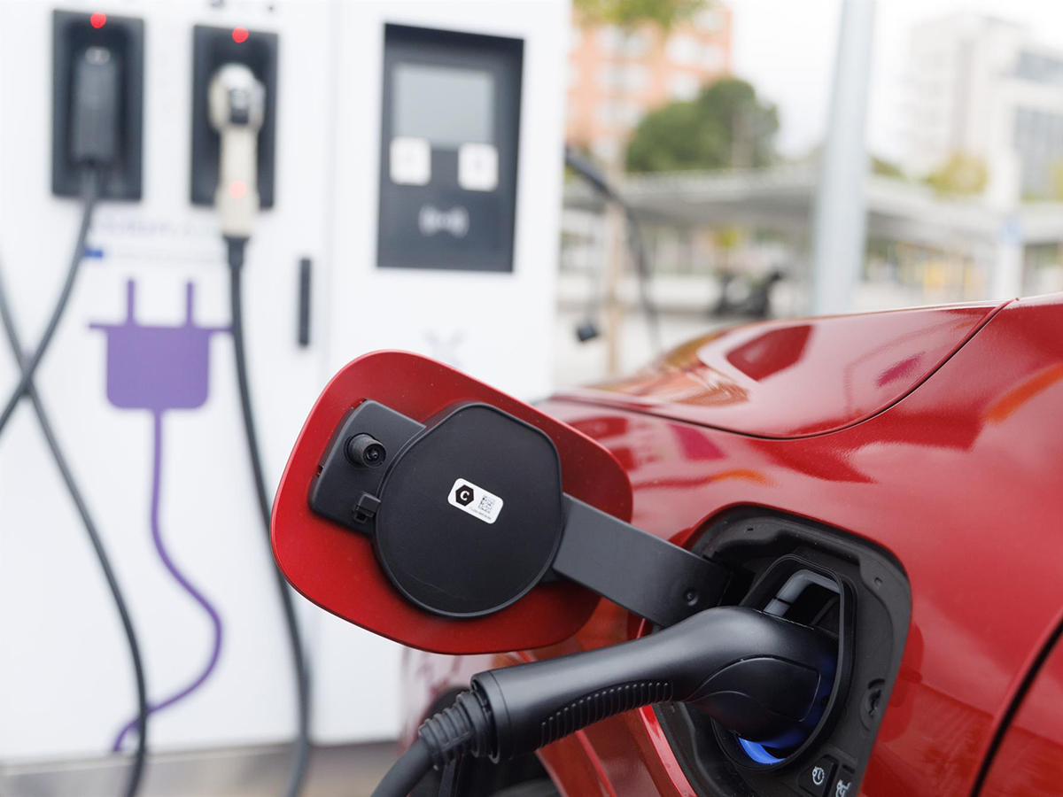 Cuantos más coches eléctricos, menos cargadores