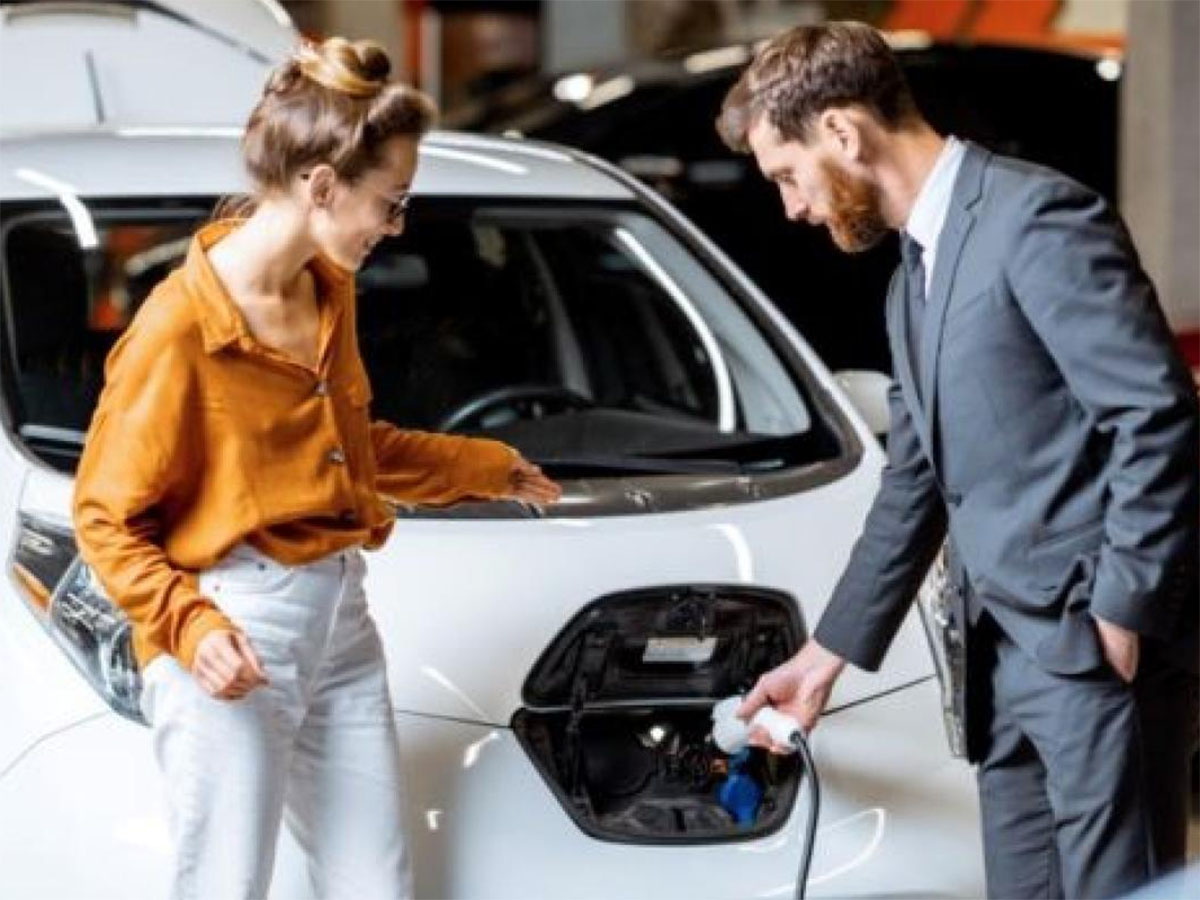 Las ventas de coches con enchufe se desconectan en octubre y vuelven a retroceder