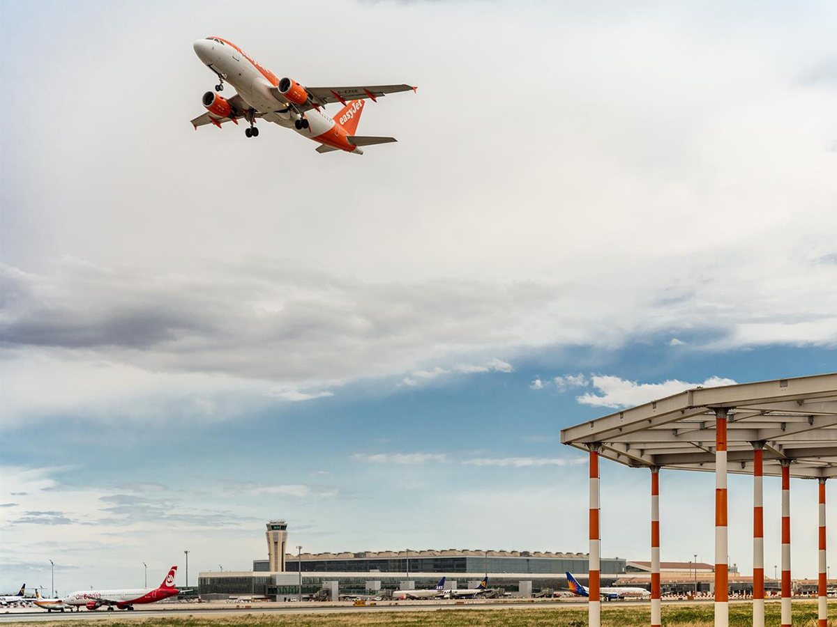 La UE aprueba el acuerdo que impondrá un 70% de combustibles 'verdes' a los aviones en 2050