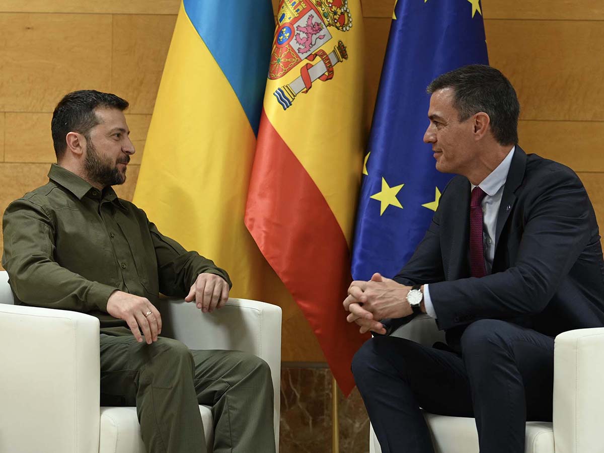 El presidente de Ucrania, Volodímir Zelenski,y el presidente del Gobierno en funciones, Pedro Sánchez.