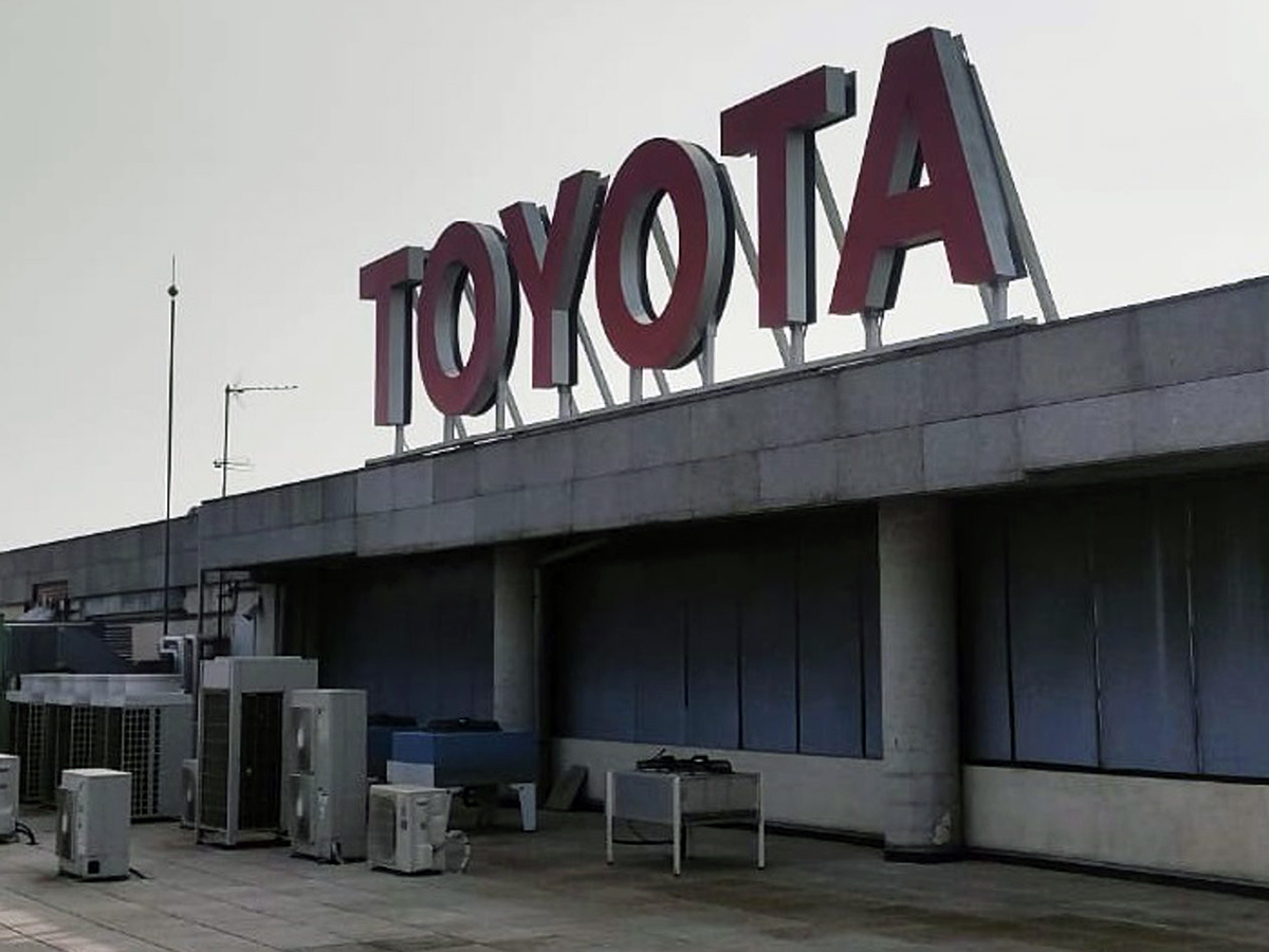 Las autoridades japonesas entran en la sede de Toyota por las irregularidades en la certificación de coches