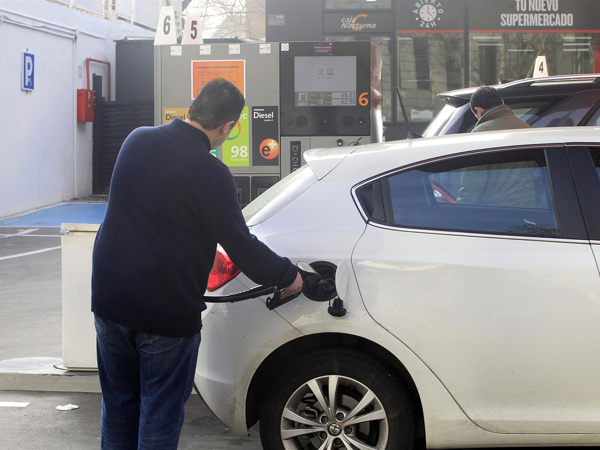 Los carburantes prosiguen a la baja esta semana y caen ya hasta un 5,5% desde los máximos anuales