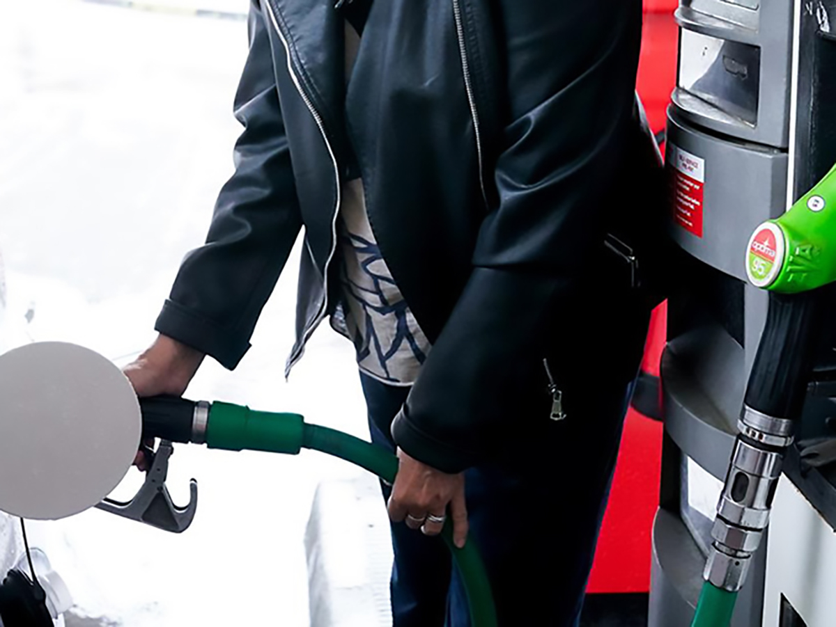 El precio de los carburantes prosigue a la baja y encadena su cuarta semana de caídas