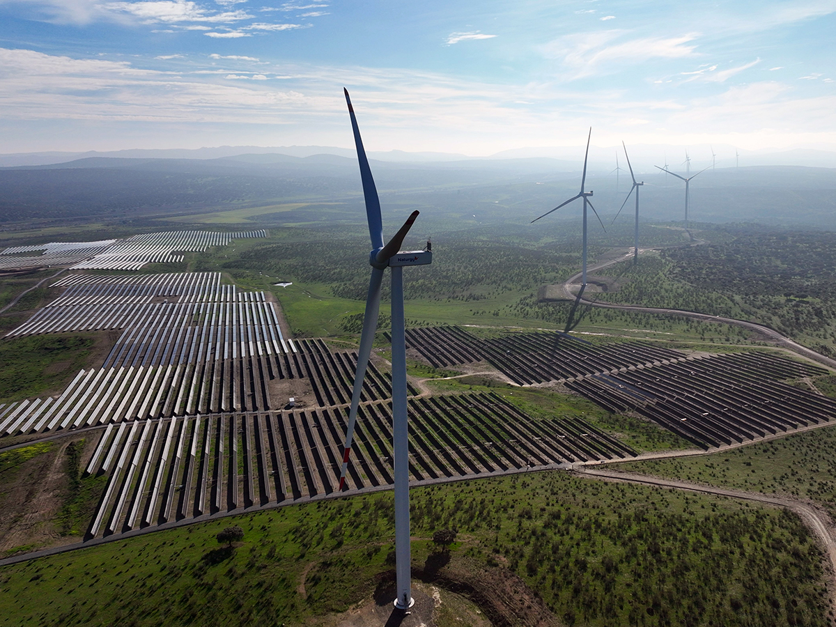 Naturgy pone en marcha otro parque eólico y una planta fotovoltaica en Extremadura