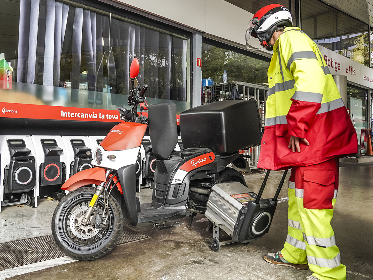 Acciona renueva su flota de motosharing en Madrid y Barcelona