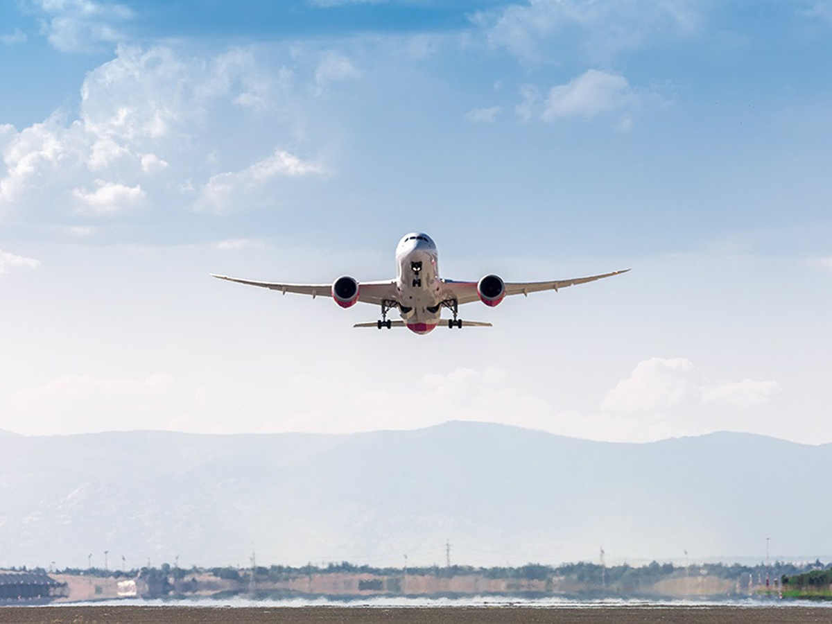 La UE reabrirá el debate de los impuestos a las emisiones de la aviación en la COP28