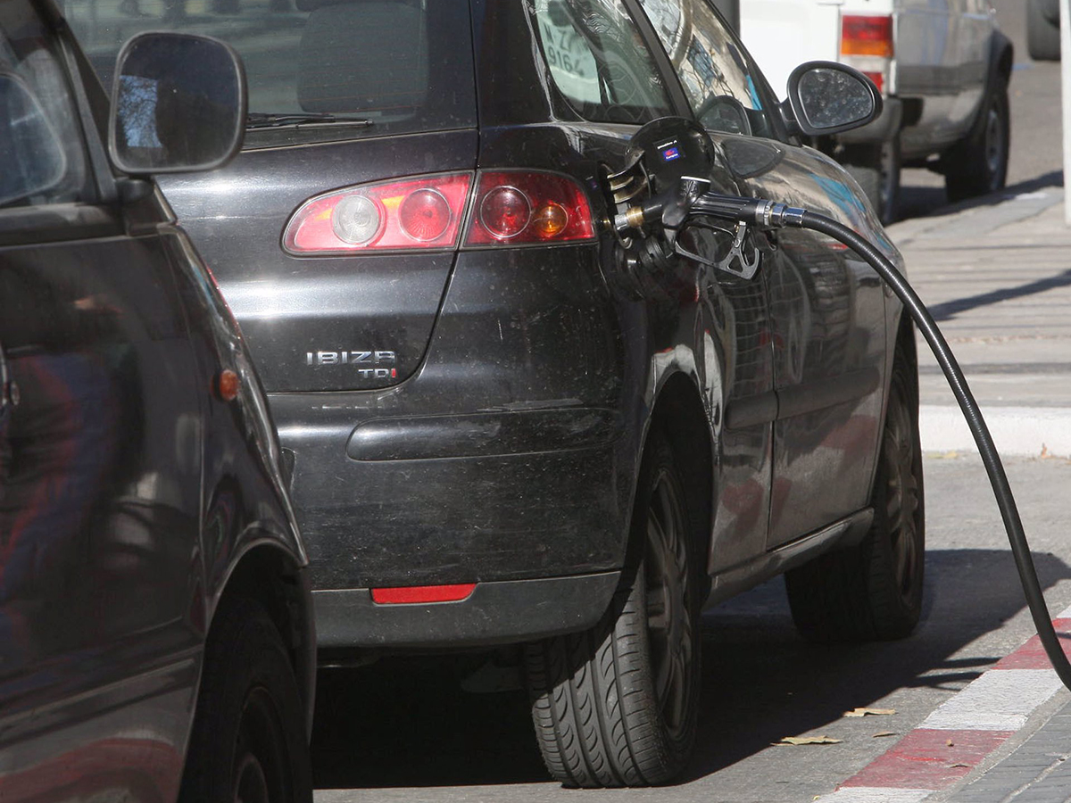 El consumo de combustibles de automoción repunta un 2,4% en octubre