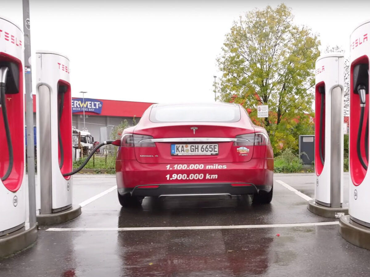 Hasta el infinito y más allá: el increíble viaje de este conductor con su coche eléctrico