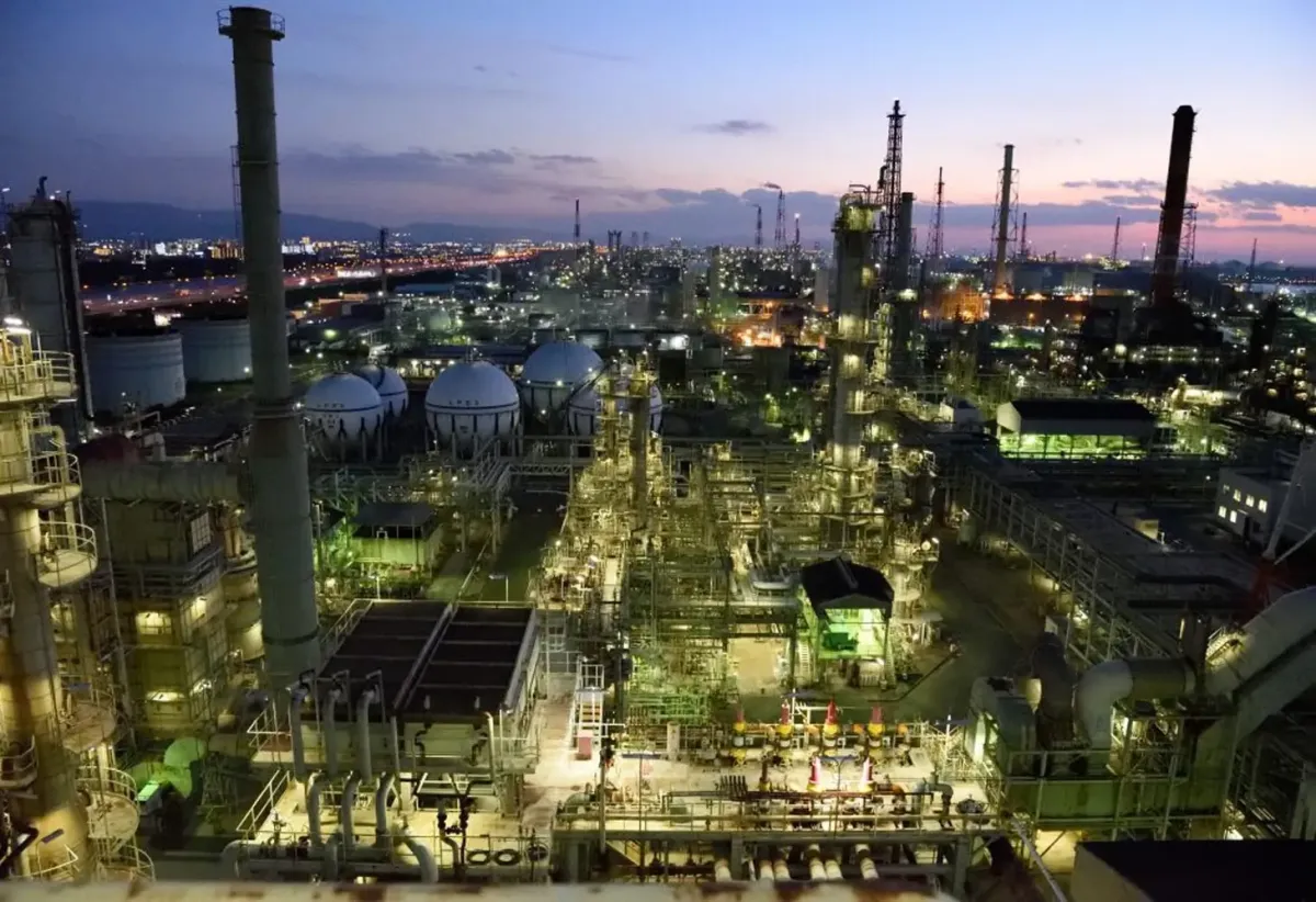 Europa cierra refinerías mientras paga el diésel más caro de la historia