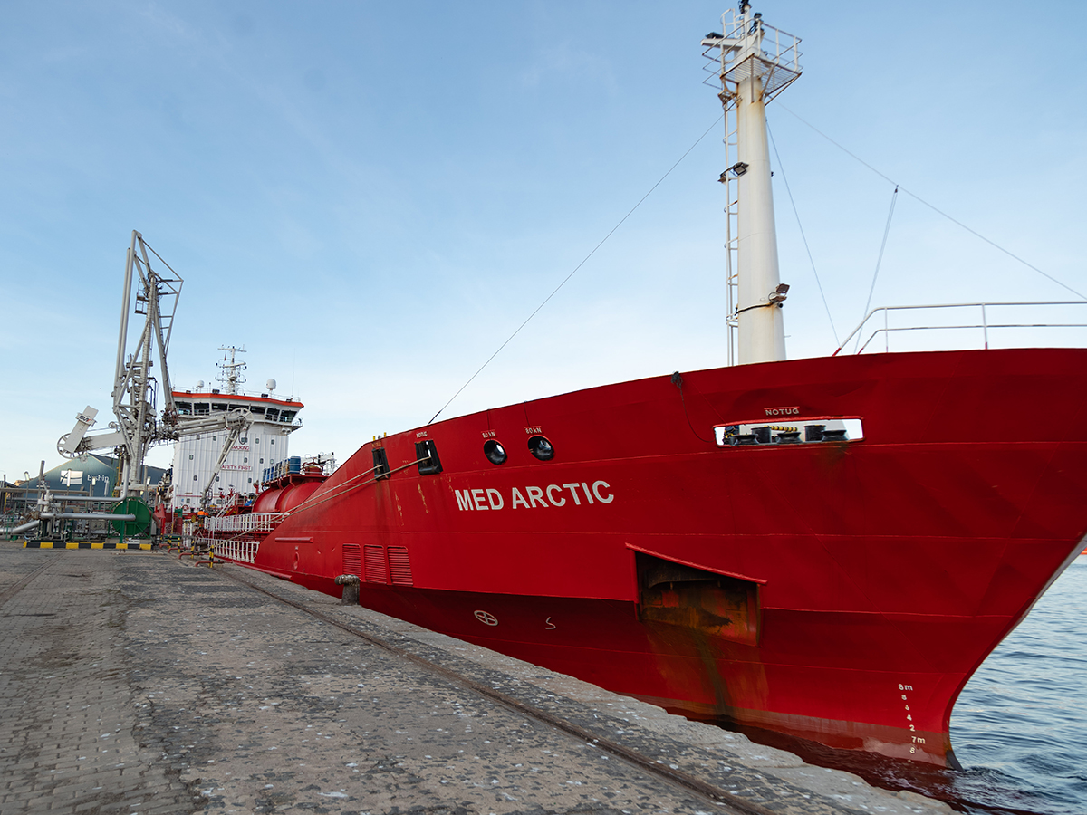 Repsol recibe el primer barco con aceite de cocina usado para la planta de combustibles renovables de Cartagena