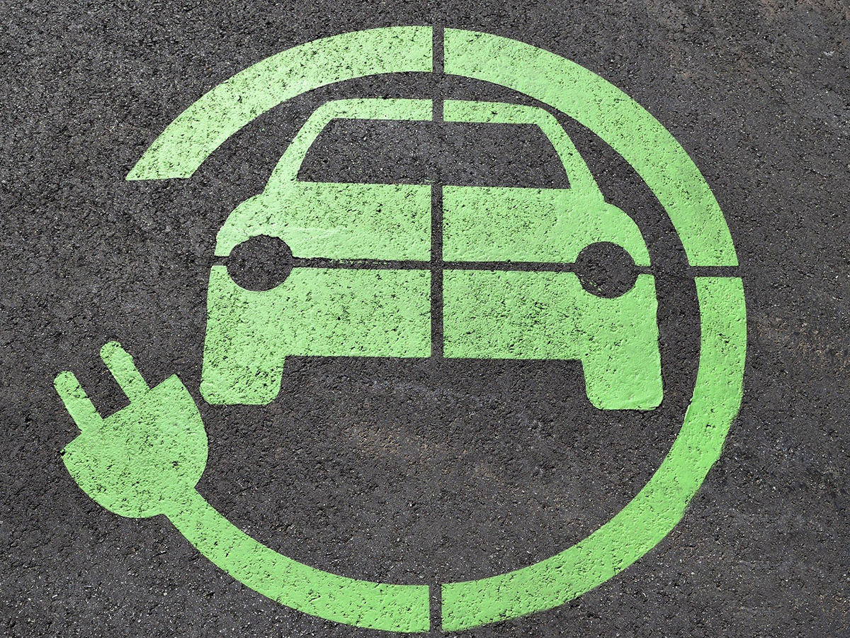 La capacidad económica o los estudios, factores para elegir un coche híbrido o eléctrico