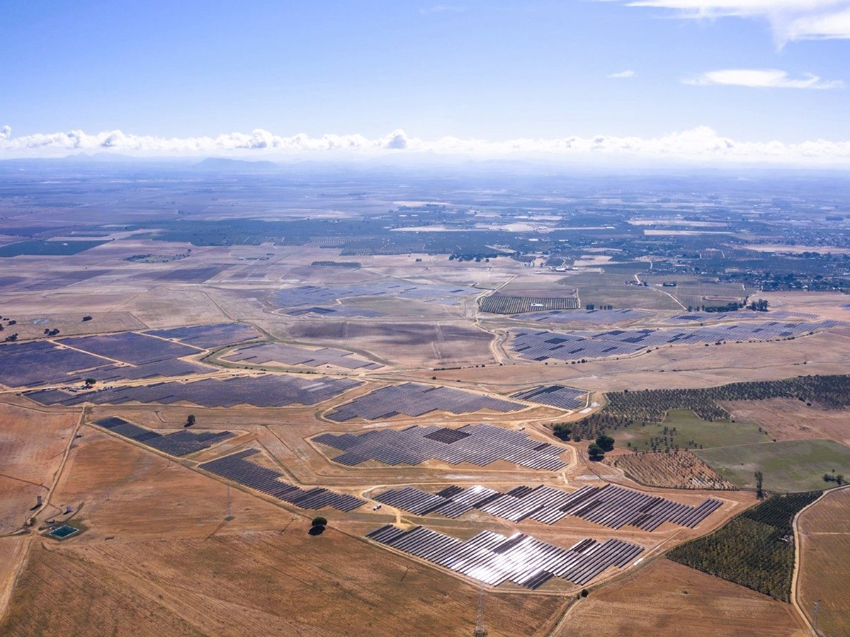 Roca firma con Bruc un contrato de suministro de energía renovable a diez años ligado a dos plantas solares