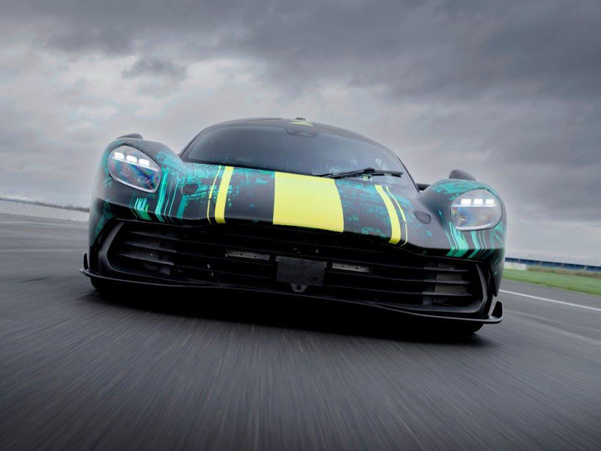 El Aston Martin Valhalla comienza a rodar y se deja ver por primera vez