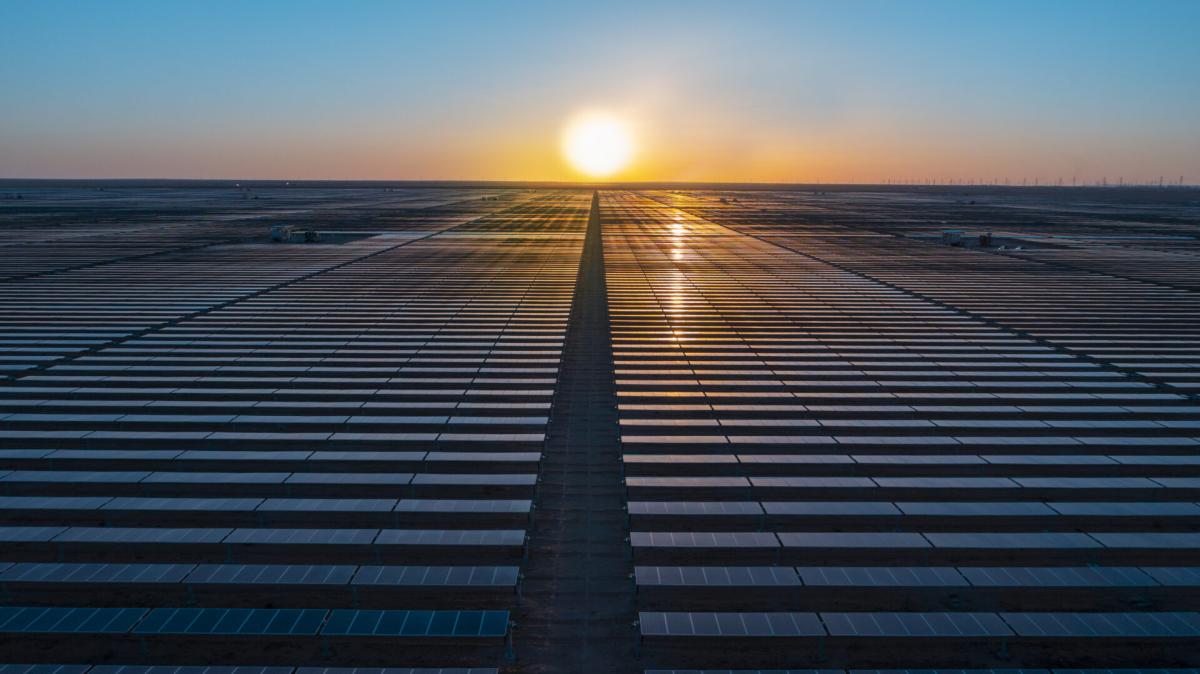 ACWA Power pone a pleno funcionamiento la mayor planta fotovoltaica de Arabia Saudí de 1.500 MW