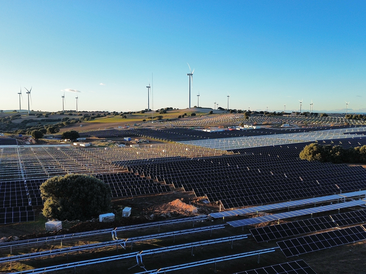 Acciona Energía completa en Cuenca su primera planta híbrida eólica y solar de 29,4 MW