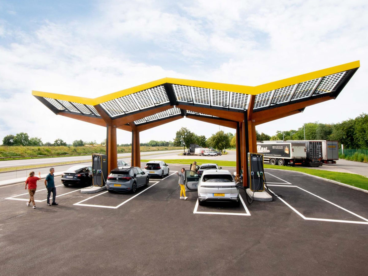 ¿Quién dijo lento? Fastned abre sus primeros cargadores de 400 kW en España