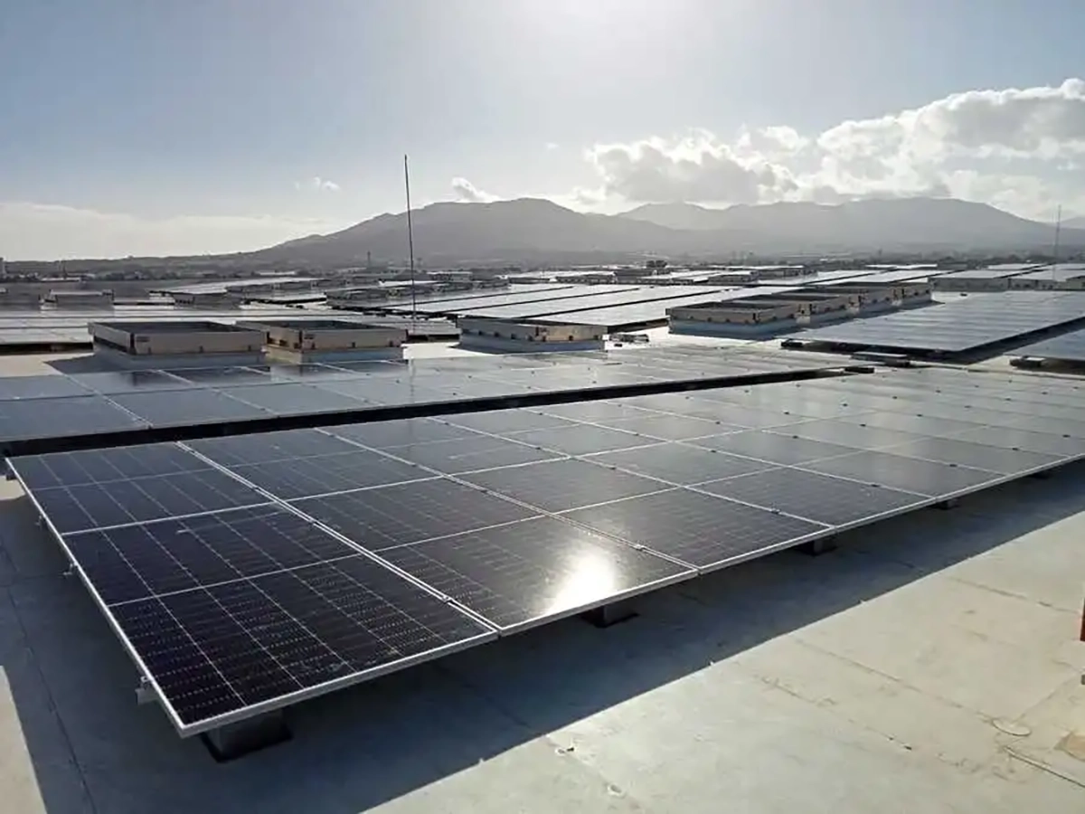 Endesa instala dos plantas solares de autoconsumo en Mayoral para cubrir el 44% de sus necesidades energéticas